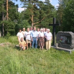 Ryhmäpotretti Heinjoen kirkon muistomerkillä