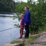 Juha ja Tomi Karhupäänkalliolla ongella
