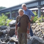 Erkki ja Raimo, taustalla Kuukaupin silta (Vuoksi), Antrea