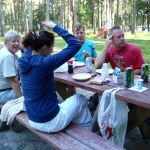 Juhani, Suvi, Matti, Juha ja Jyke odottaa murkinaa